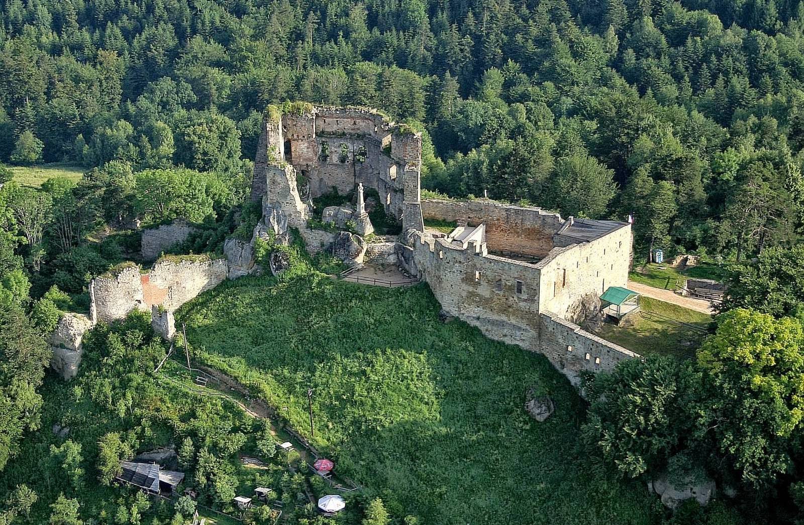 Ruiny Zamku Kamieniec w Odrzykoniu na Podkarpaciu